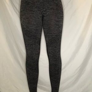 FABLETICS gray design leggings